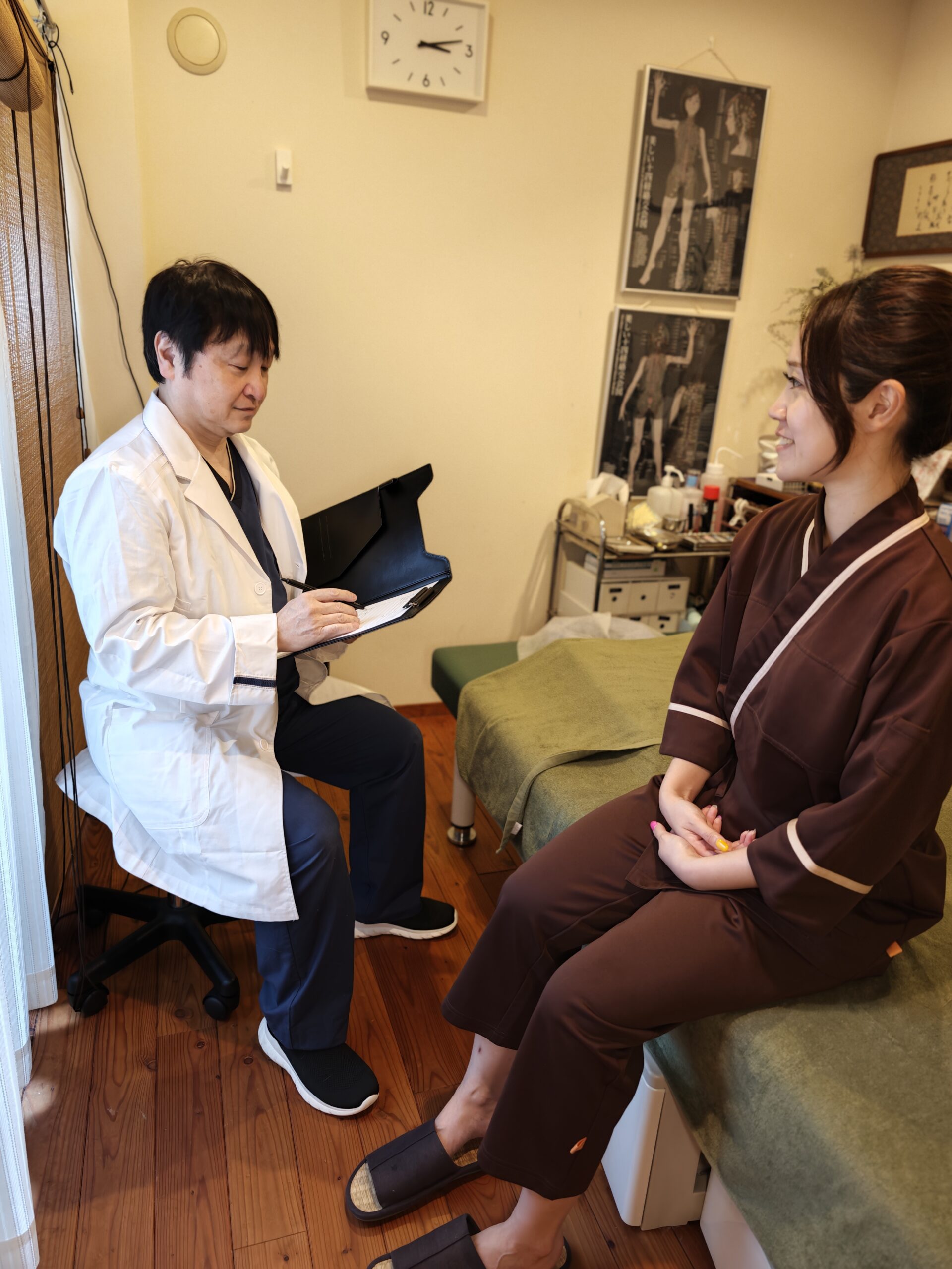 院長が患者さんの話を丁寧に聞いている様子