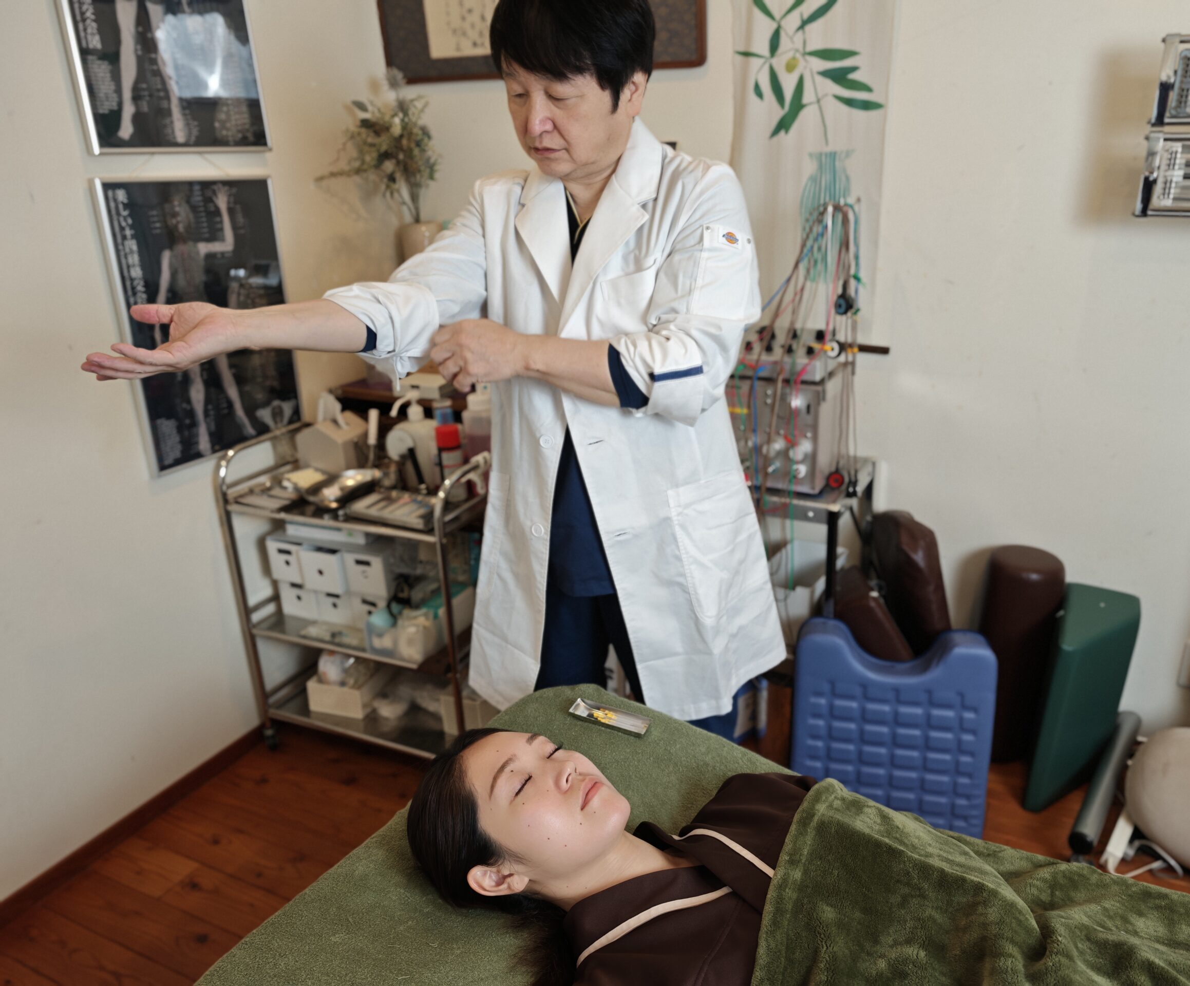 患者さんの首や肩へ鍼灸施術を行っている様子