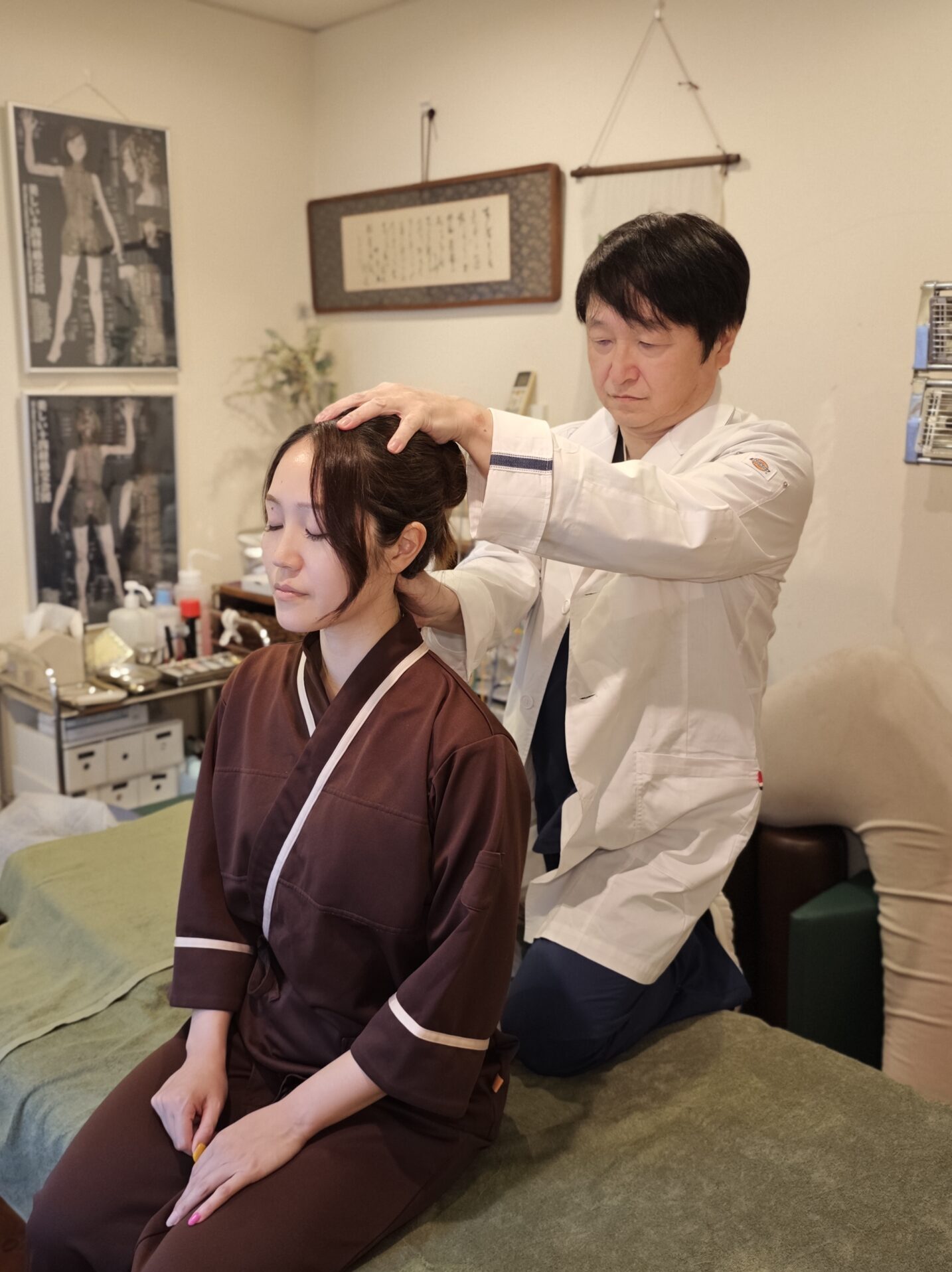 院長が患者さんに施術内容を説明している様子