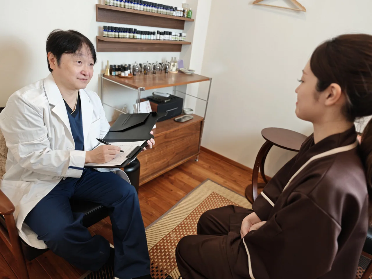 大西鍼灸整体院での美容鍼カウンセリングの様子